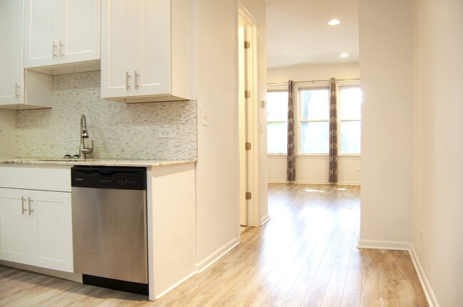 2649 N Wayne Ave-Unit -2649-1FF in Chicago, IL - Building Photo - Building Photo