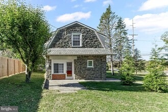 4252 West Chester Pike in Newtown Square, PA - Foto de edificio - Building Photo