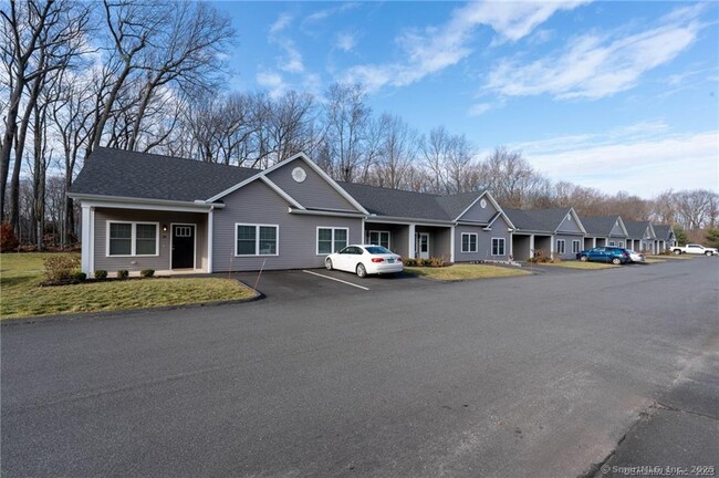 37 Hunters Ln in Southington, CT - Building Photo - Building Photo