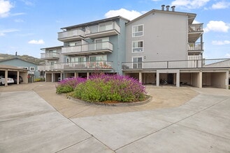 Vista Belvedere in Tiburon, CA - Building Photo - Building Photo