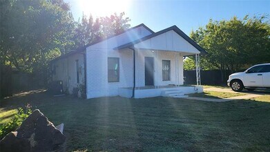 623 S Ruddell St in Denton, TX - Building Photo - Building Photo