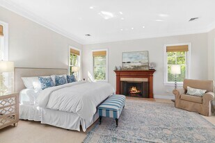 142 Bull Path in East Hampton, NY - Building Photo