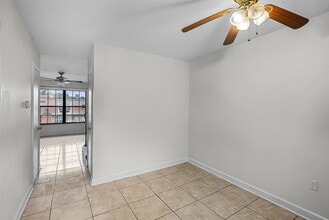 6095 Village Cir N in Orlando, FL - Foto de edificio - Building Photo