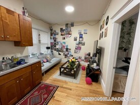 881 Huntington Ave in Boston, MA - Building Photo