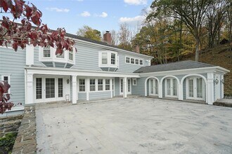 244 W Mt Airy Rd in Croton-on-Hudson, NY - Foto de edificio - Building Photo