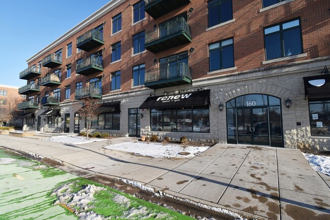 160 S River St in Aurora, IL - Foto de edificio - Building Photo