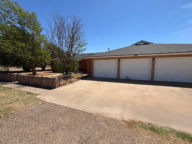 1848 Houston St in Levelland, TX - Building Photo - Building Photo