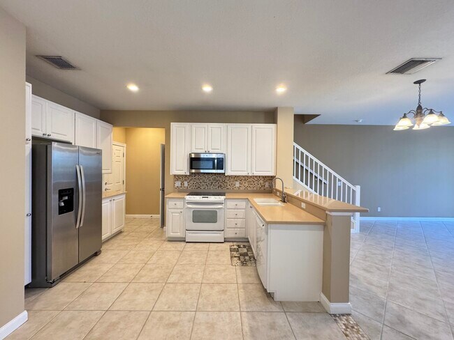 1056 Pinewood Lake Ct in Greenacres, FL - Building Photo - Building Photo