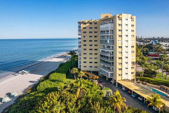 Beachmoor Condos in Naples, FL - Foto de edificio - Building Photo