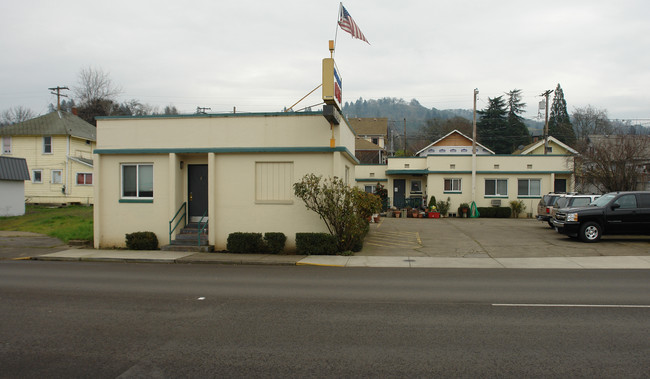 City Center Apartments in Roseburg, OR - Building Photo - Building Photo