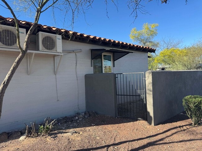 198 N Santa Rita Ave, Unit 198 in Tucson, AZ - Building Photo - Building Photo