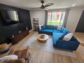 266 E Via Escuela, Unit D in Palm Springs, CA - Building Photo - Building Photo