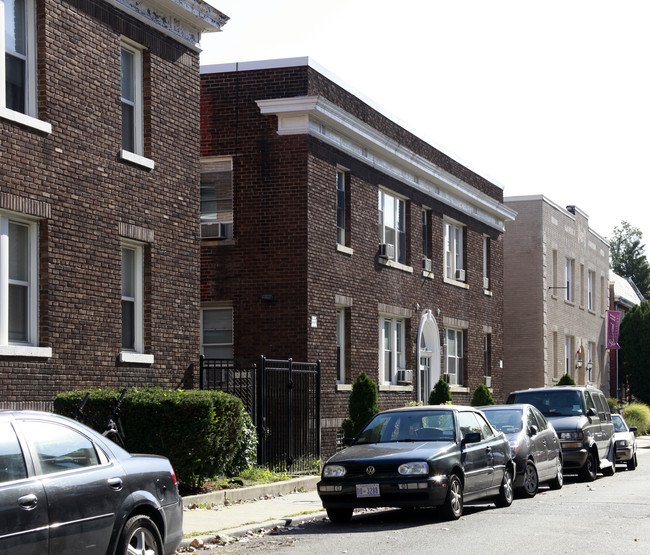 1445 Oak St NW in Washington, DC - Building Photo - Building Photo