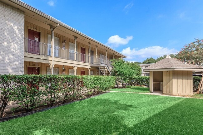 Villa Navarone Apartments in San Antonio, TX - Building Photo - Building Photo