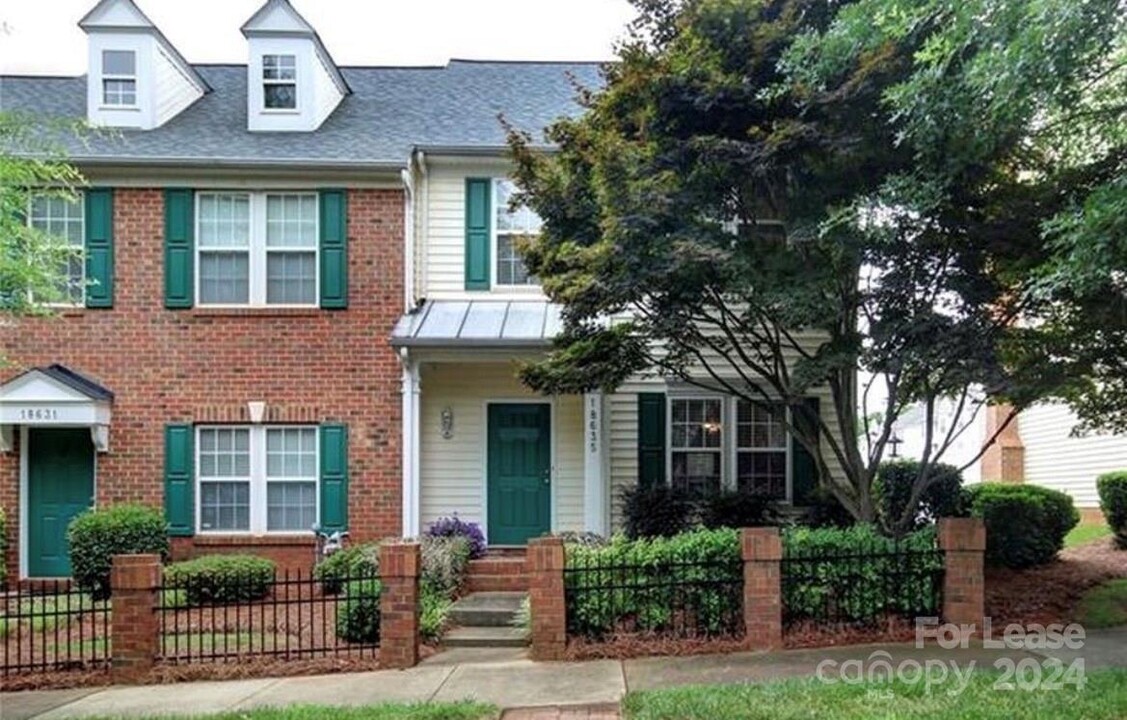 18635 Oakhurst Blvd in Cornelius, NC - Building Photo