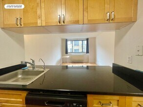 323 W 96th St in New York, NY - Building Photo - Building Photo