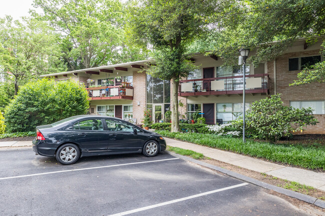 Heritage Woods I Condominium in Annandale, VA - Foto de edificio - Building Photo