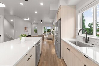 Alpine Landing Townhomes in Garden City, ID - Foto de edificio - Building Photo
