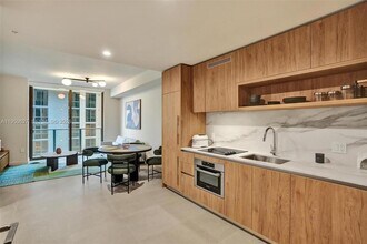 11 NE 6th St, Unit 712 in Miami, FL - Foto de edificio - Building Photo