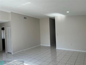 12381 NW 97th Pl in Hialeah Gardens, FL - Building Photo - Building Photo