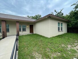 1500 N Ruddell St in Denton, TX - Building Photo