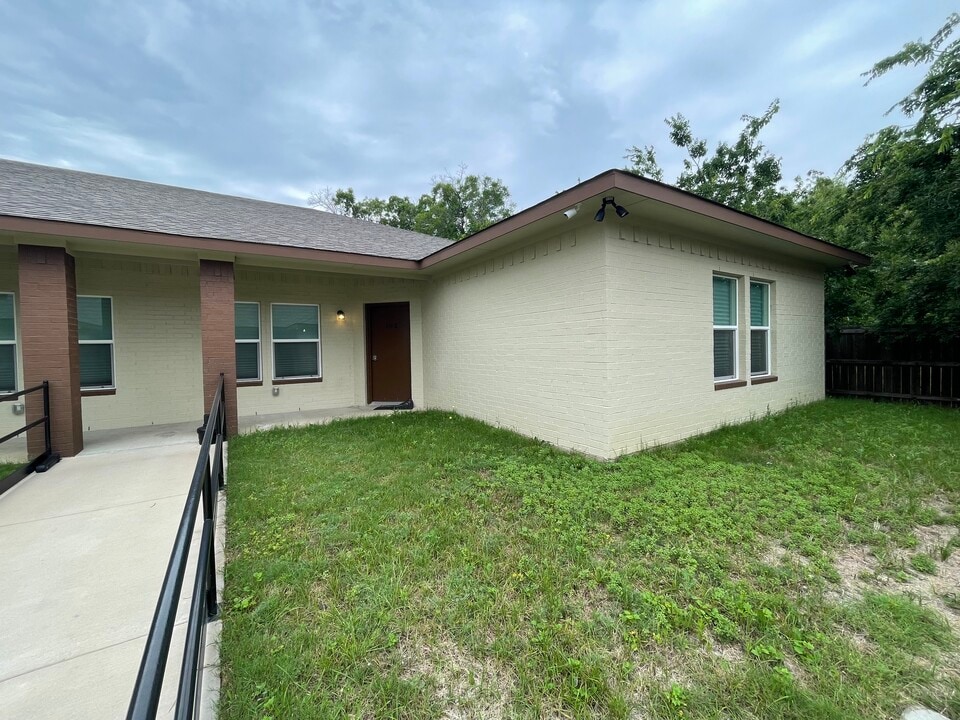 1500 N Ruddell St in Denton, TX - Foto de edificio