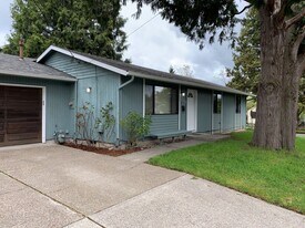 8111 N Burrage Ave in Portland, OR - Building Photo