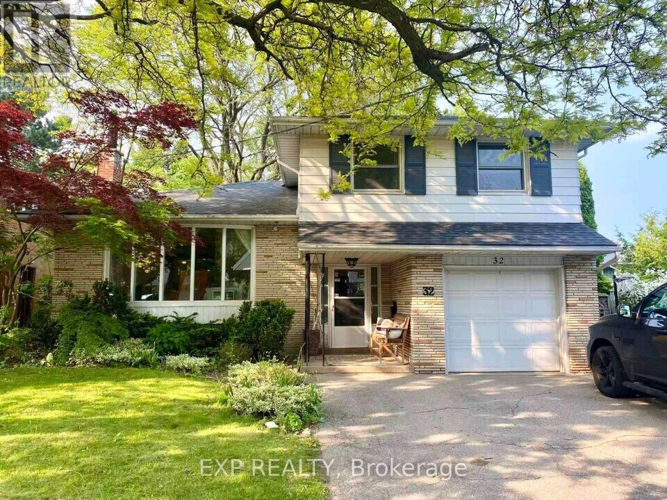 32 Dunlace Dr in Toronto, ON - Building Photo