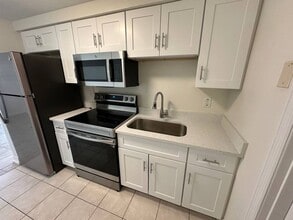 451 90th Ave N in St. Petersburg, FL - Building Photo - Building Photo