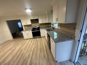 1308 Pleasant St, Unit 1 in Weymouth, MA - Foto de edificio - Building Photo