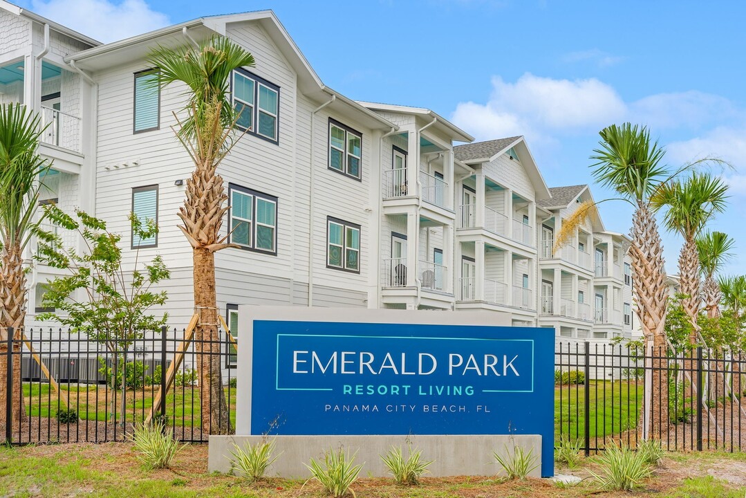 Emerald Park in Panama City, FL - Foto de edificio