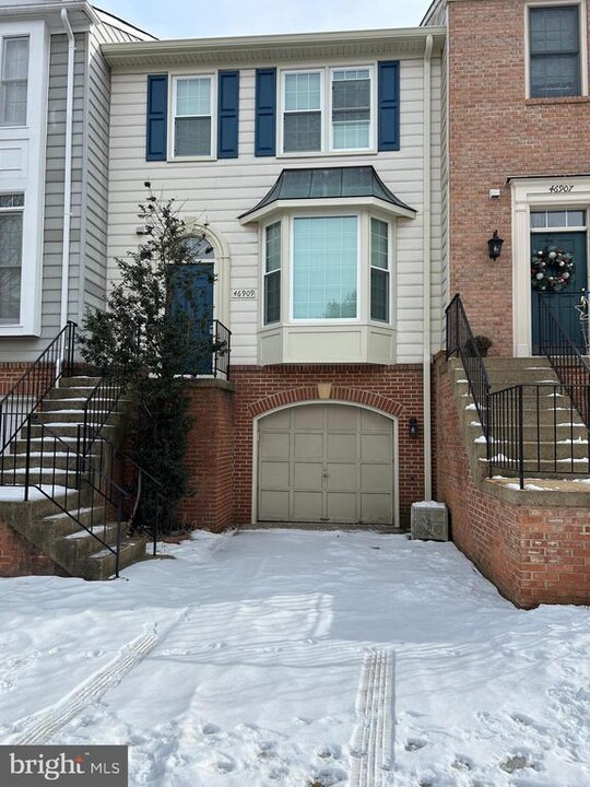 46909 Rabbitrun Terrace in Sterling, VA - Building Photo