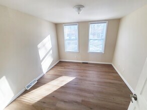 137 Long Hill Ave in Shelton, CT - Foto de edificio - Building Photo