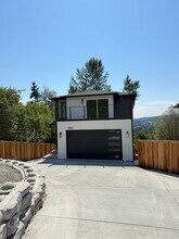4939 S 114th St in Tukwila, WA - Foto de edificio - Building Photo