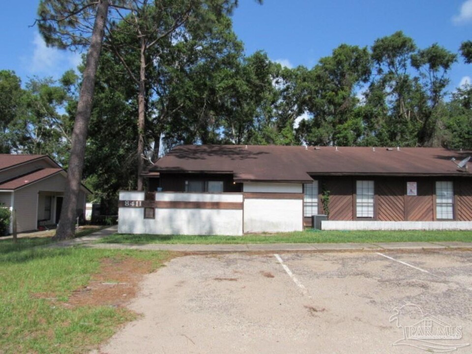 8411 Country Walk Dr in Pensacola, FL - Building Photo