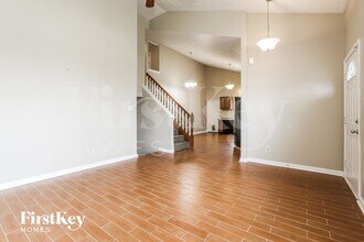 1056 Oak Leaf Rd in Franklin, IN - Foto de edificio - Building Photo