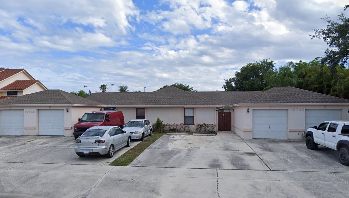 13740 Yarmouth Dr in Wellington, FL - Building Photo