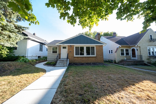 2100 Randolph Ave in St. Paul, MN - Building Photo - Building Photo