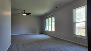 1025 Mayfield Ln in Hoffman Estates, IL - Building Photo - Building Photo