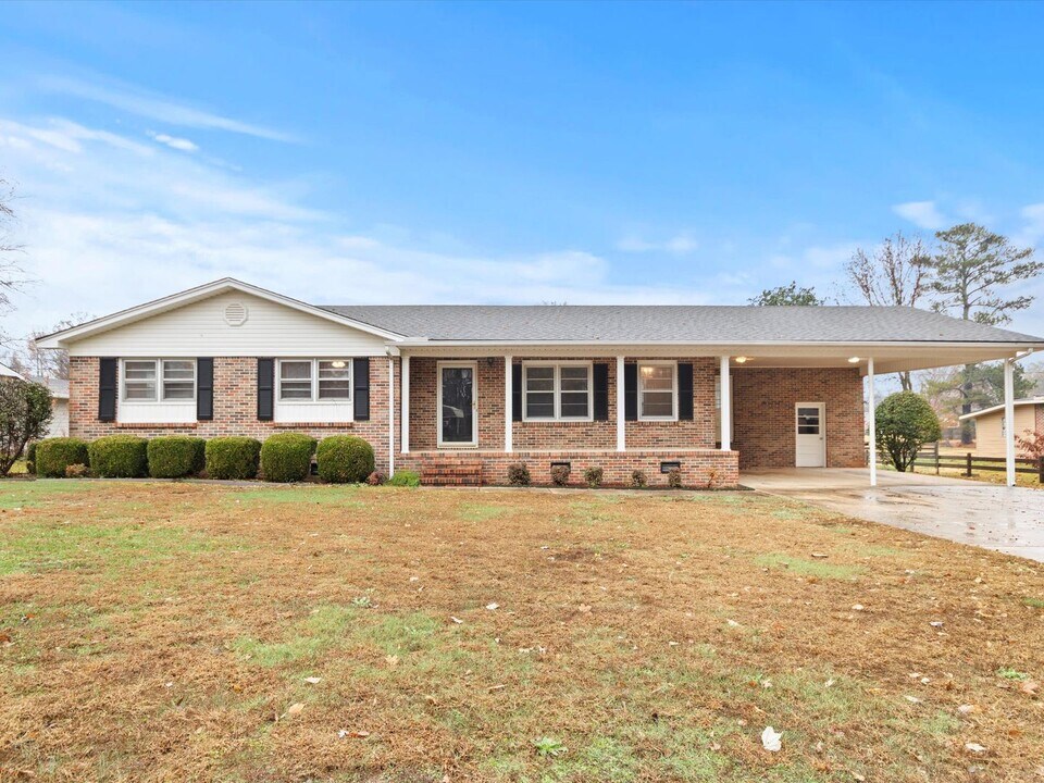 1302 Aston St in Athens, AL - Building Photo