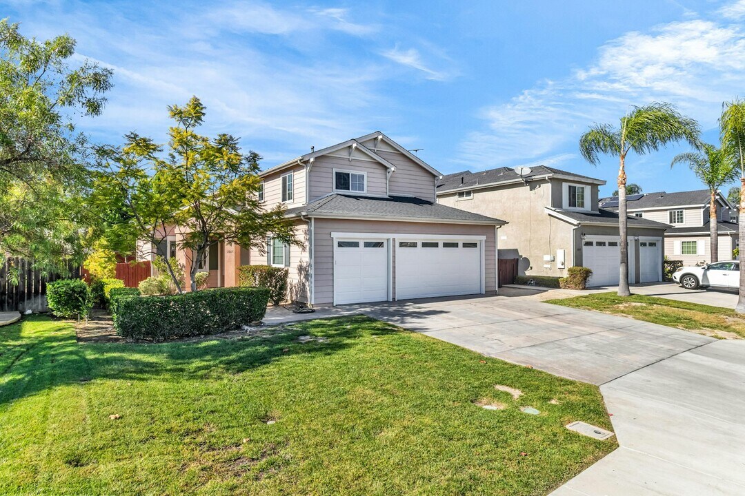 1067 Princess Kyra Pl in Escondido, CA - Building Photo