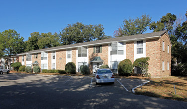 Colonial Manor Apartments in Pascagoula, MS - Building Photo - Building Photo