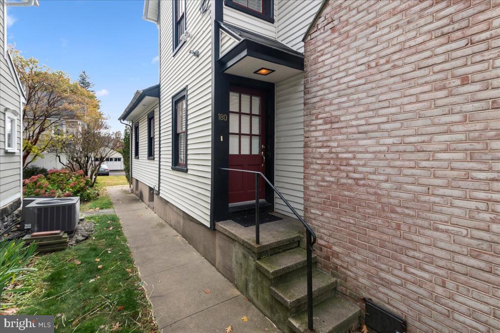 182 W Court St in Doylestown, PA - Building Photo