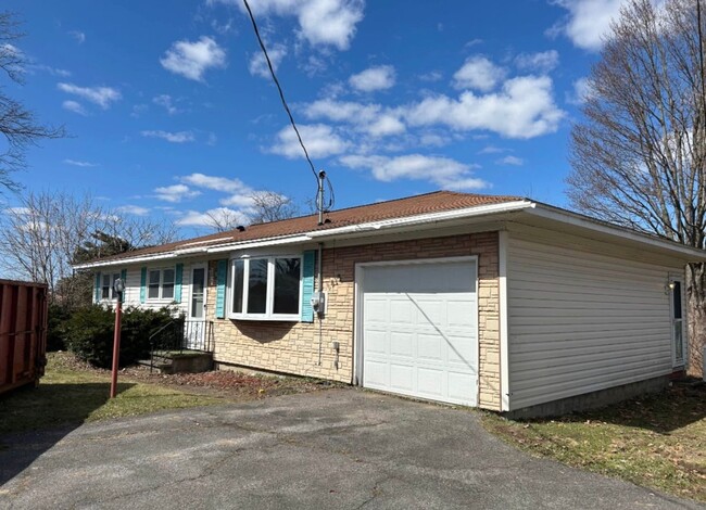 6613 Bishop Rd in Rome, NY - Building Photo - Building Photo