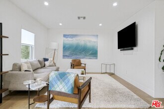 7868 Naylor Ave in Los Angeles, CA - Foto de edificio - Building Photo