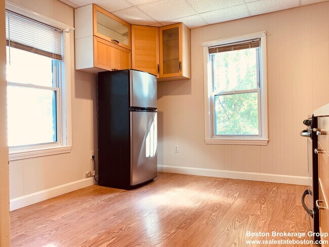 105 Buttonwood St, Unit 1 in Boston, MA - Building Photo - Building Photo