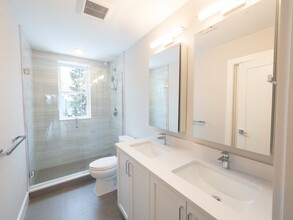 142 Coolidge St, Unit 2 in Brookline, MA - Building Photo - Building Photo