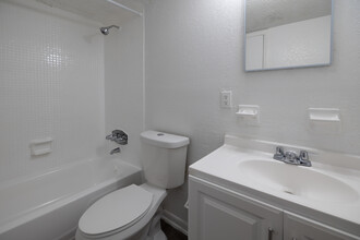 New Royal Estates Apartmentes in Jacksonville, FL - Building Photo - Interior Photo