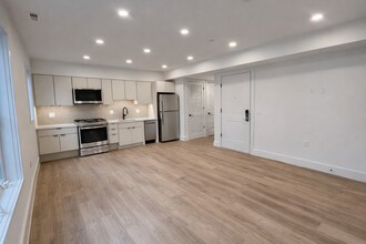 716 L St SE, Unit 101 in Washington, DC - Foto de edificio - Building Photo