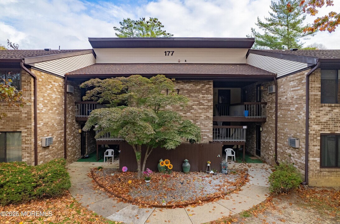 177 Amberly Dr in Englishtown, NJ - Building Photo